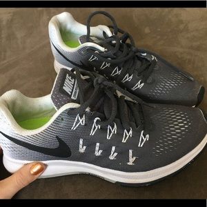 Nike zoom pegasus 33 running sneaker